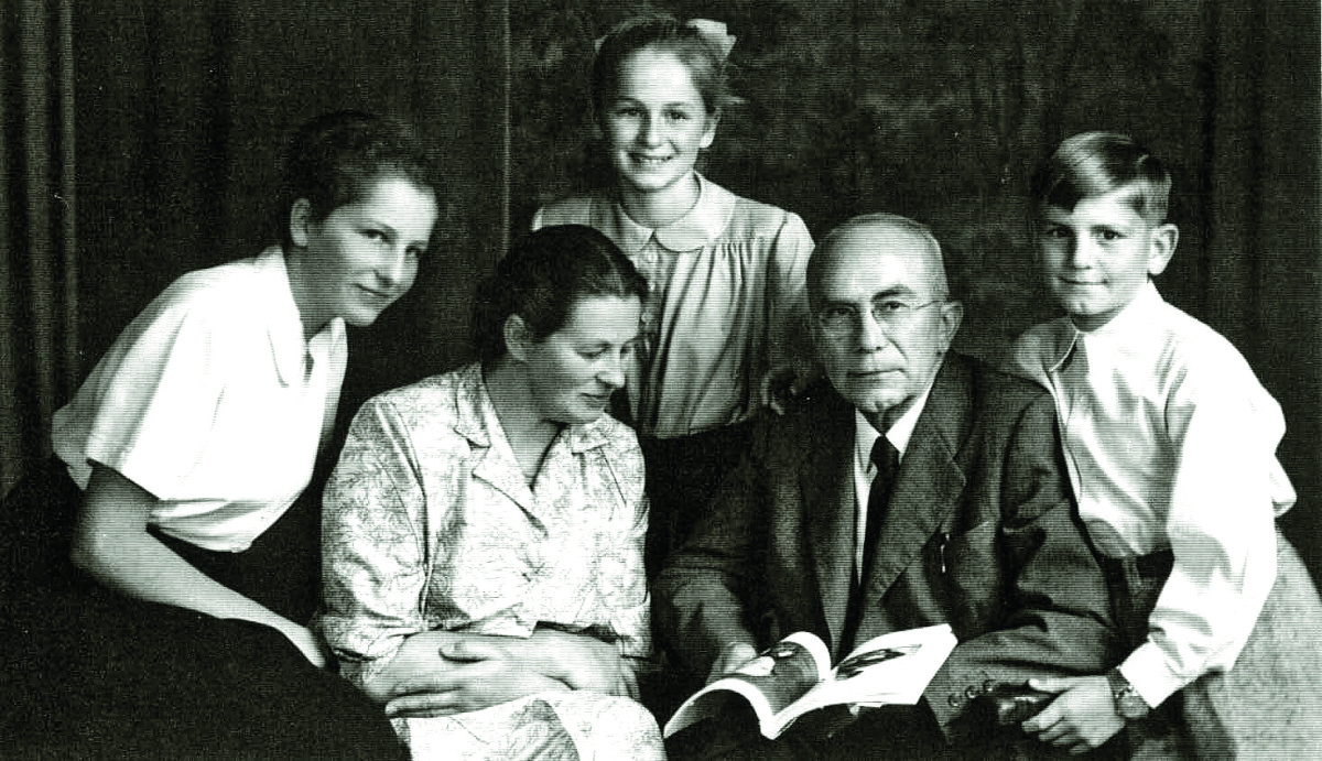Familie Dipl. Ing. Anton (1892-1966) und Stefanie Theresia Fürst geb. Hämmerle (1910-2002); Kinder von links: Maria *1938, Elisabeth *1940 und Walter *1944; Aufnahme aus dem Jahre 1954.