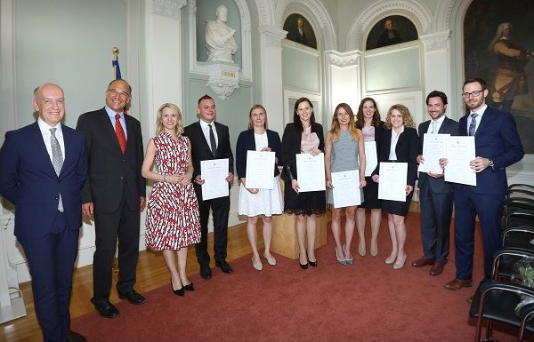 Aurelia Frick überreicht Rechtsanwaltsdiplome