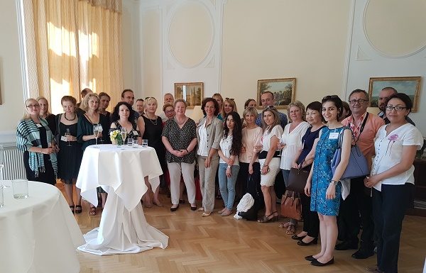 Mitarbeiter der Österreich-Bibliotheken an Botschaft in Wien empfangen