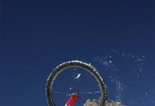 Zwei Fahrradfahrer durch Sturz verletzt