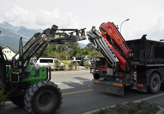 Traktor kollidiert mit Lastwagen