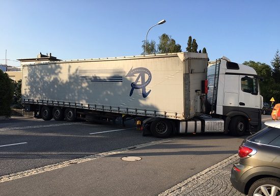 Sattelschlepper blockiert Fahrbahn