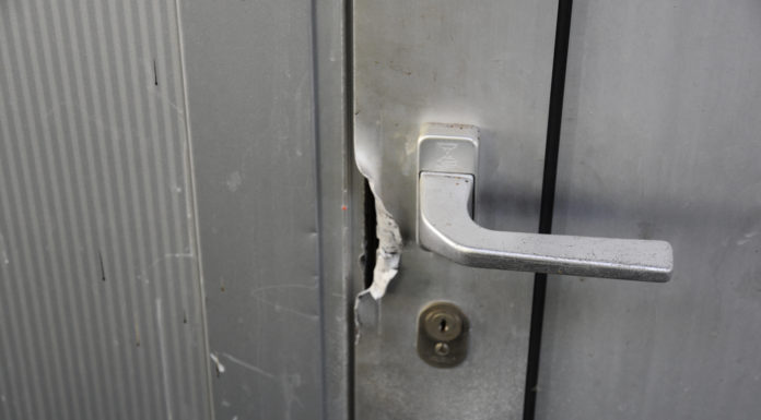 Zahlautomat und Fahrzeuge beschädigt