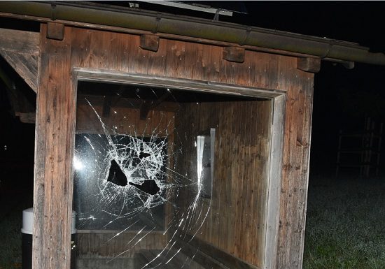 Bei Bushaltestelle Scheibe eingeschlagen und diverse Einbrüche