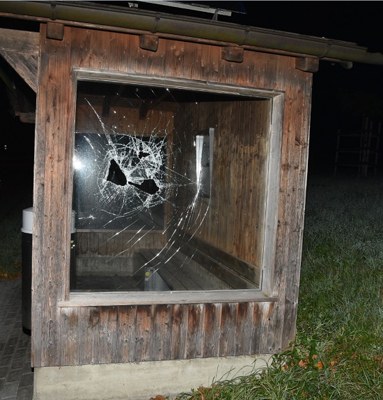 Fensterscheibe Bushaltestelle Gamander