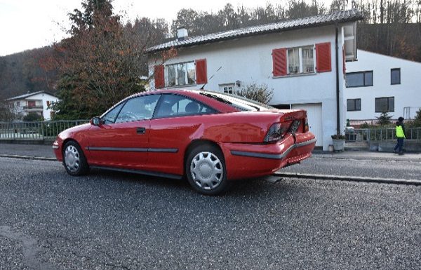 Autolenkerin fährt in parkiertes Auto