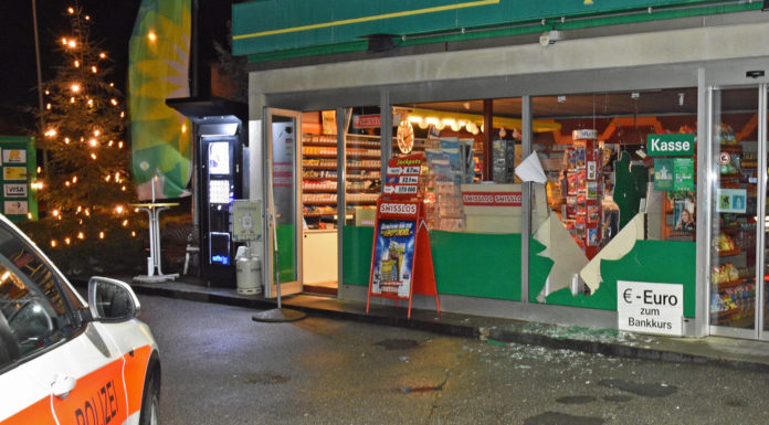 Einbruchdiebstahl in Tankstellenshop
