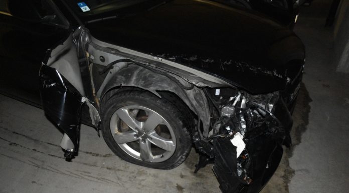 Alkoholisiert einen Eisenpfosten gerammt