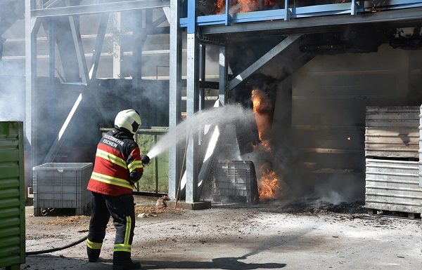 Eschen: Brand in Industriebetrieb