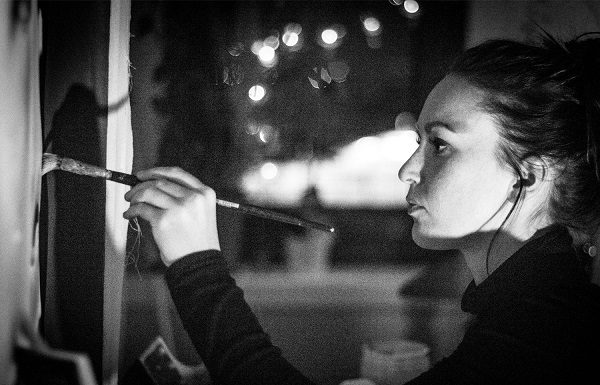 Künstlerin Giulia Weiss im Atrium in Buchs