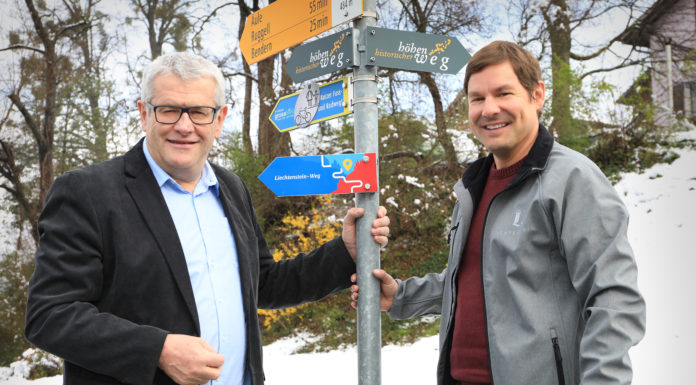 1. Wegweiser für Liechtenstein-Weg montiert