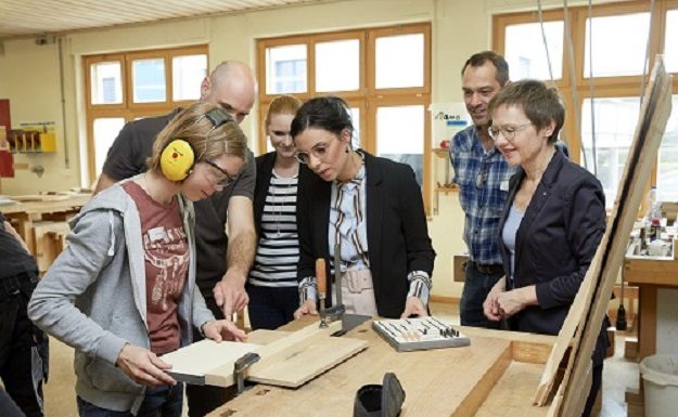 Regierungsrätin Hasler besuchte zwei Ausbildungsbetriebe