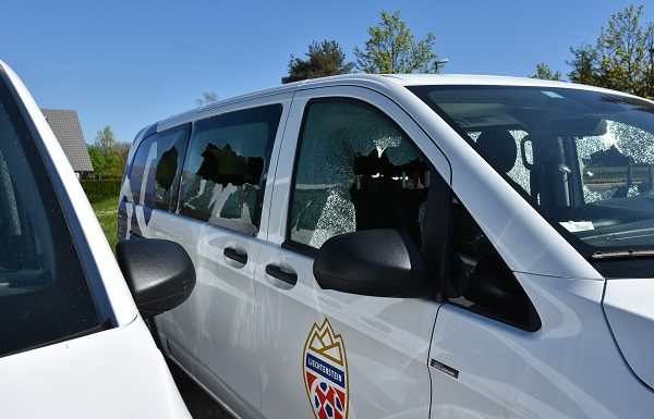 ZEUGENAUFRUF: Fahrzeuge beschädigt