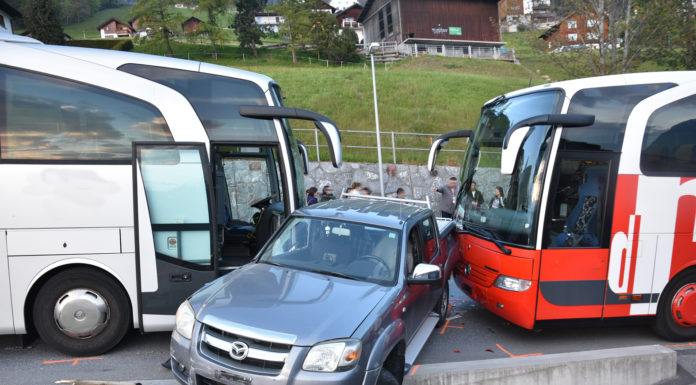 Auto von Reisebussen eingeklemmt
