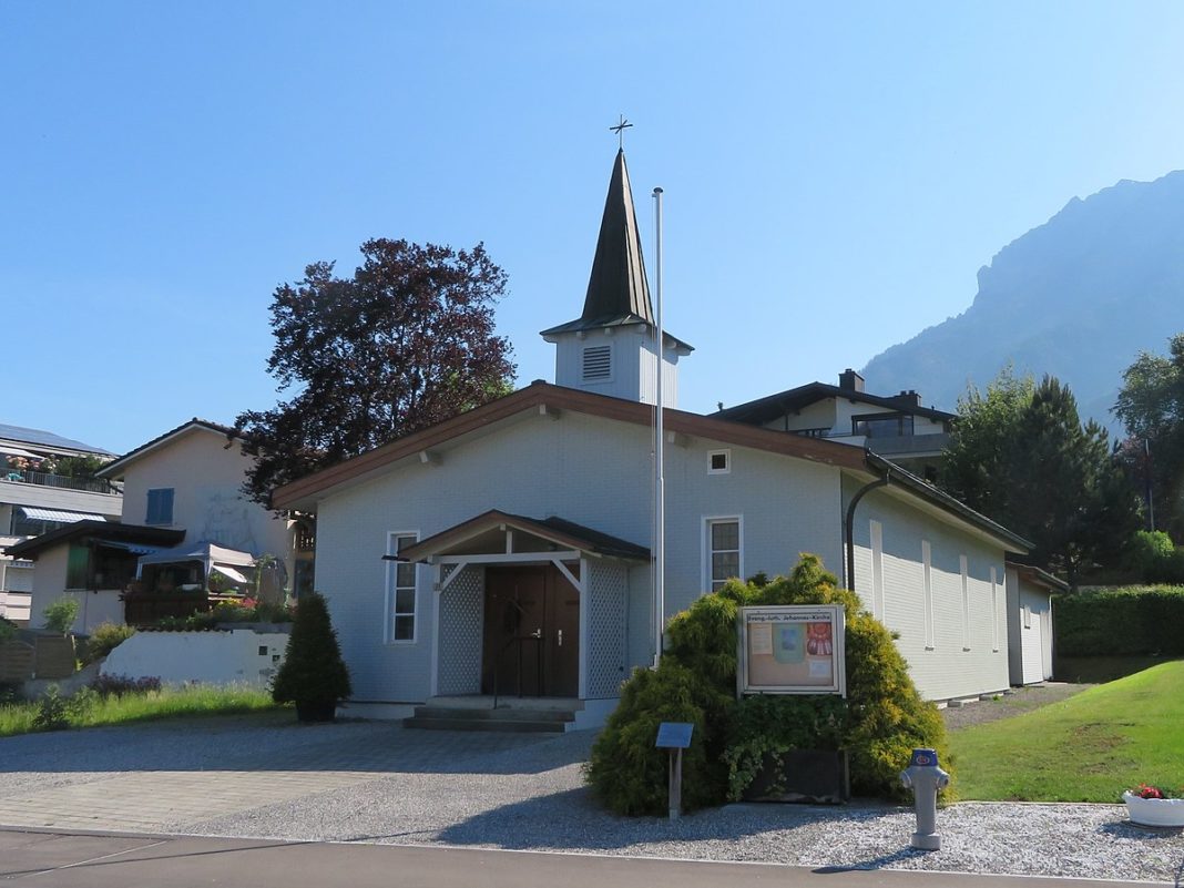 1200px-Johanneskirche_Vaduz,_Liechtenstein