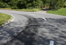 Motorrad auf Ölspur ausgerutscht