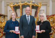 Regierungschef Adrian Hasler überreicht zwei Orden