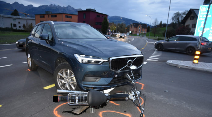 Kollision zwischen Auto und Mofa