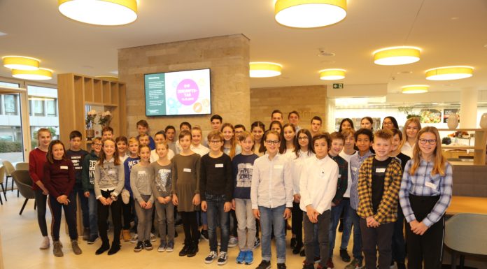 Dutzende Kinder schnuppern Bankenluft bei der LLB