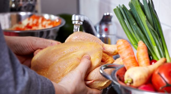 Campylobacter-Infektion durch rohes Geflügelfleisch verhindern!