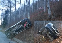 Alkoholisierter Lenker fährt sein Fahrzeug in Baum