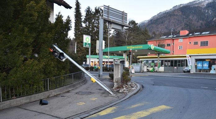 Nendeln: Fussgängerampel beschädigt