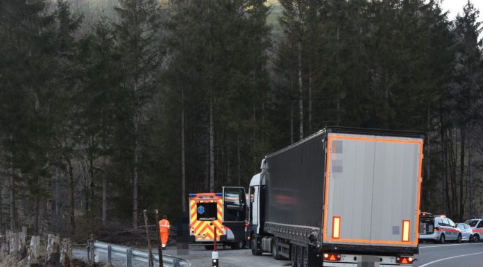 Stein: Sattelschlepper und Motorrad kollidiert – Motorradfahrer verletzt