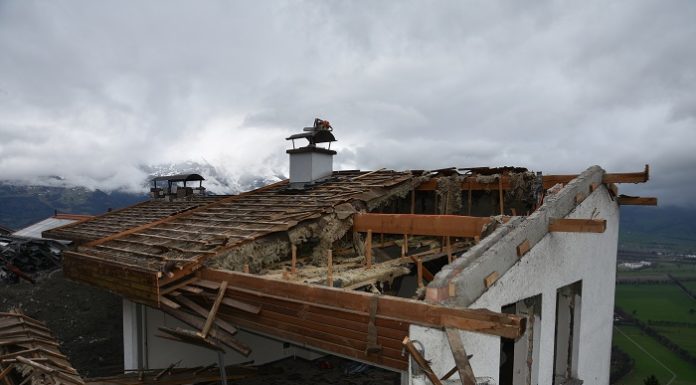 Arbeiter stürzt von Dach