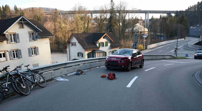 St. Josefen: Velofahrer mit Auto kollidiert