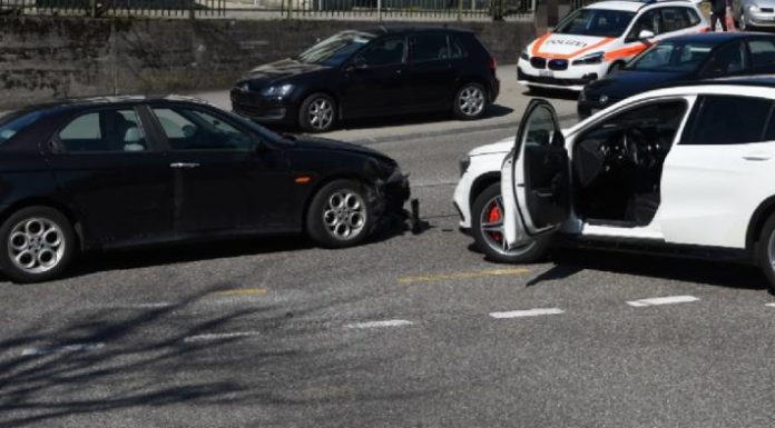 Wil: Kollision zwischen zwei Autos beim Abbiegen