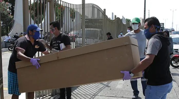 Ecuador nutzt Särge aus Pappe
