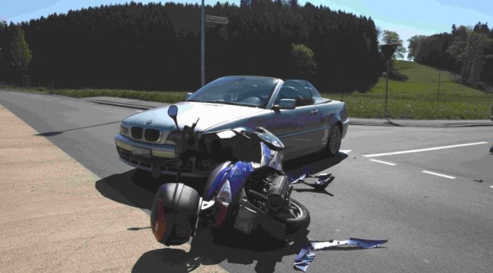 Lömmenschwil: Kollision zwischen Auto und Roller