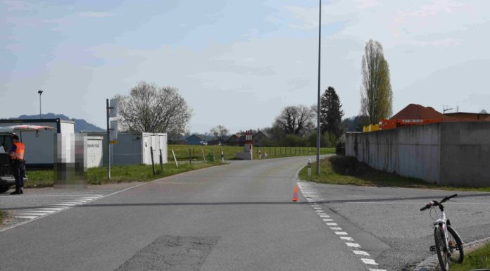 Schwarzenbach: Velofahrer von Lastwagen erfasst