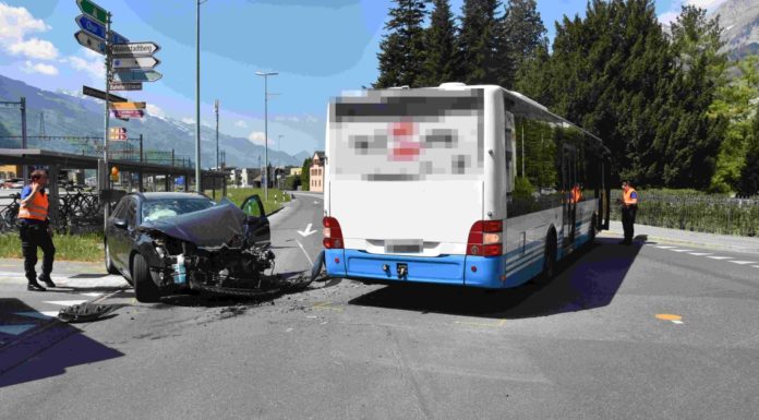 Walenstadt: Busfahrer übersieht Auto
