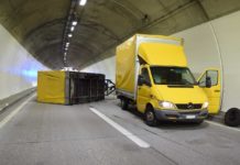 Unterterzen: Anhänger im Tunnel überschlagen