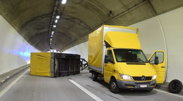 Unterterzen: Anhänger im Tunnel überschlagen