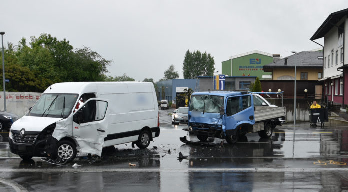 Kollision zweier Lieferwagen