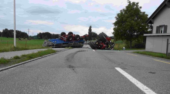 Arnegg: Traktor mit Anhänger gekippt