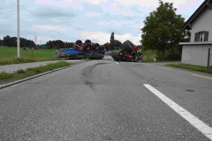 Arnegg: Traktor mit Anhänger gekippt