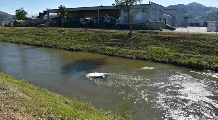 Au: Frau landete mit Auto im Kanal