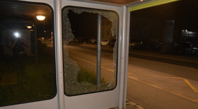 Scheibe einer Bushaltestelle mit Hammer zertrümmert