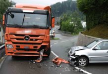 St.Josefen: Kollision zwischen Lastwagen und Auto
