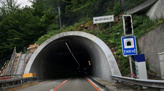 Murg: Auffahrunfall im Tunnel – Motorradfahrerin verletzt