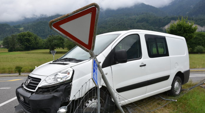 Abgelenkt Verkehrsunfall verursacht