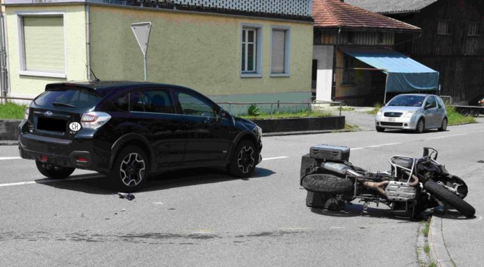 Ganterschwil: Kollision zwischen Auto und Motorrad