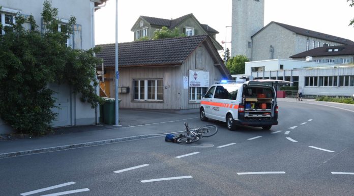 Flawil: Velofahrer von Auto erfasst