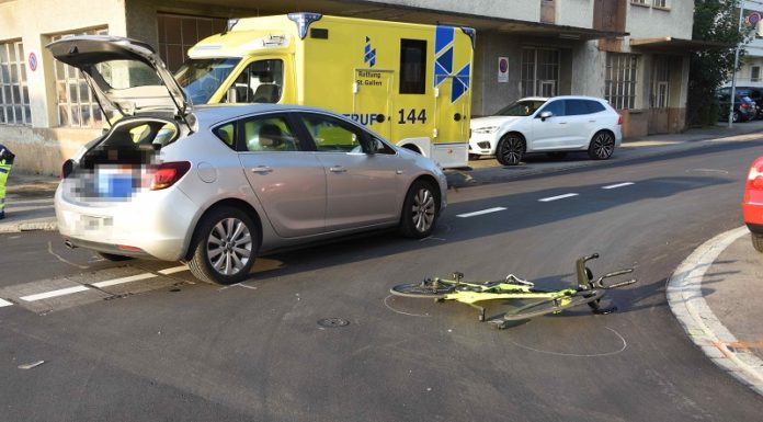 Widnau: Kollision zwischen Auto und Velo
