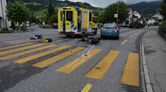 Grabs: Motorrad prallt in Auto – Zeugenaufruf