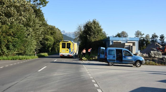 Rollerfahrer bei Kollision mit Auto schwer verletzt!