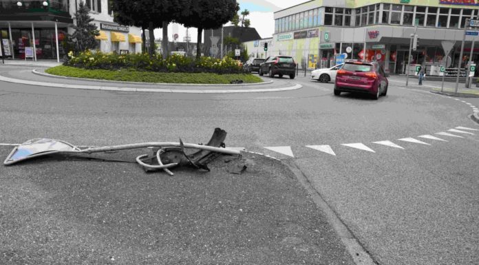 Wil: Auto prallt in Signaltafel – Fahrer fahrunfähig